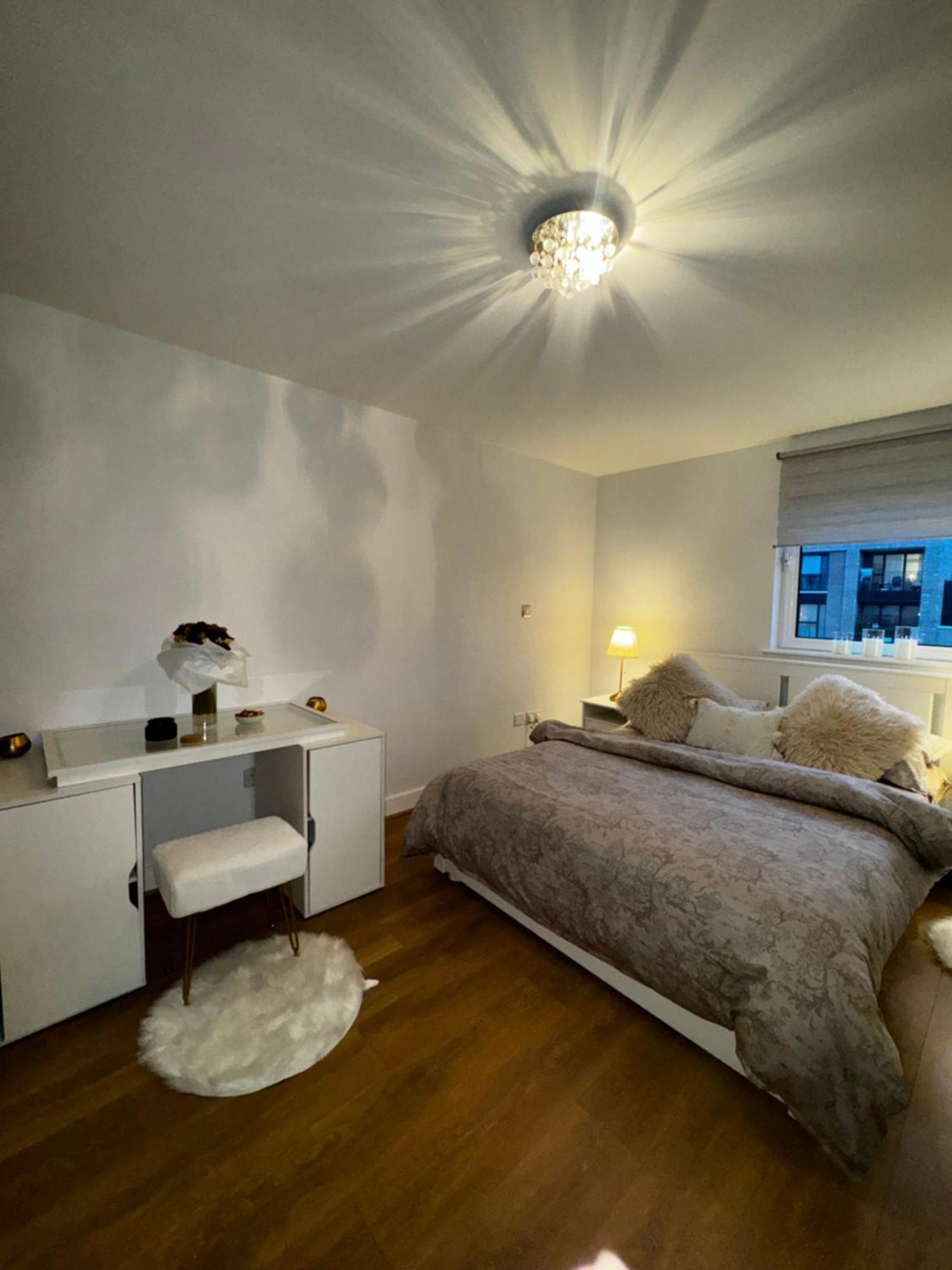 Entire Luxurious River Side 1 Bedroom Flat East Excel Airport Apartment London