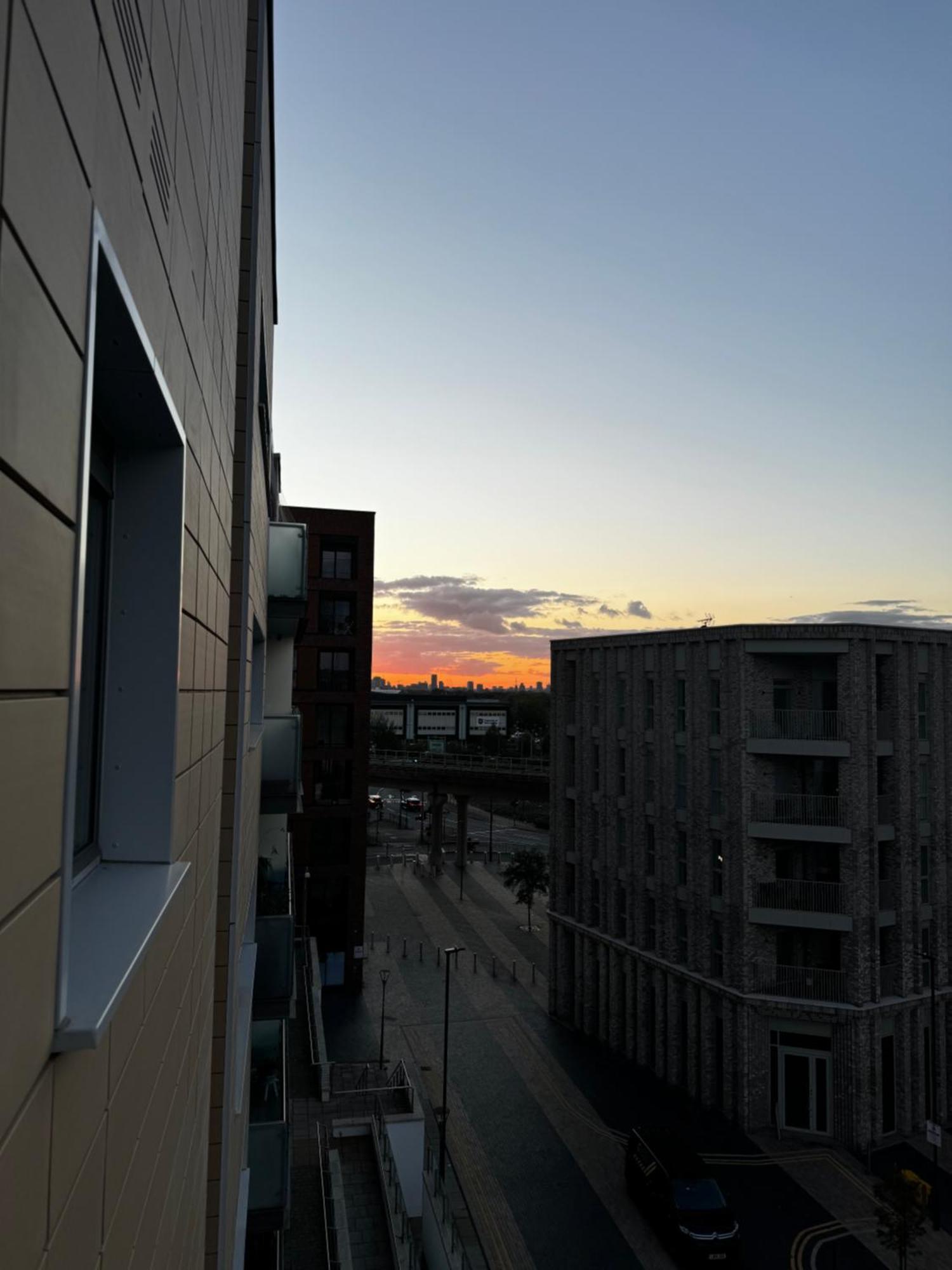 Entire Luxurious River Side 1 Bedroom Flat East Excel Airport Apartment London