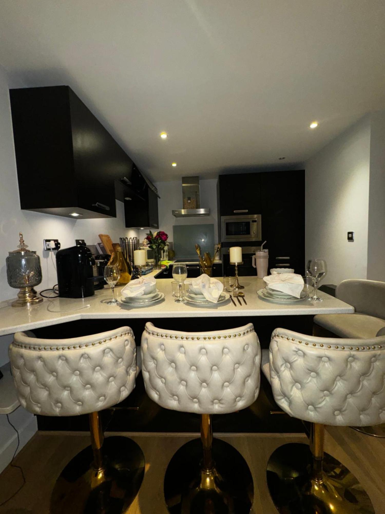 Entire Luxurious River Side 1 Bedroom Flat East Excel Airport Apartment *
