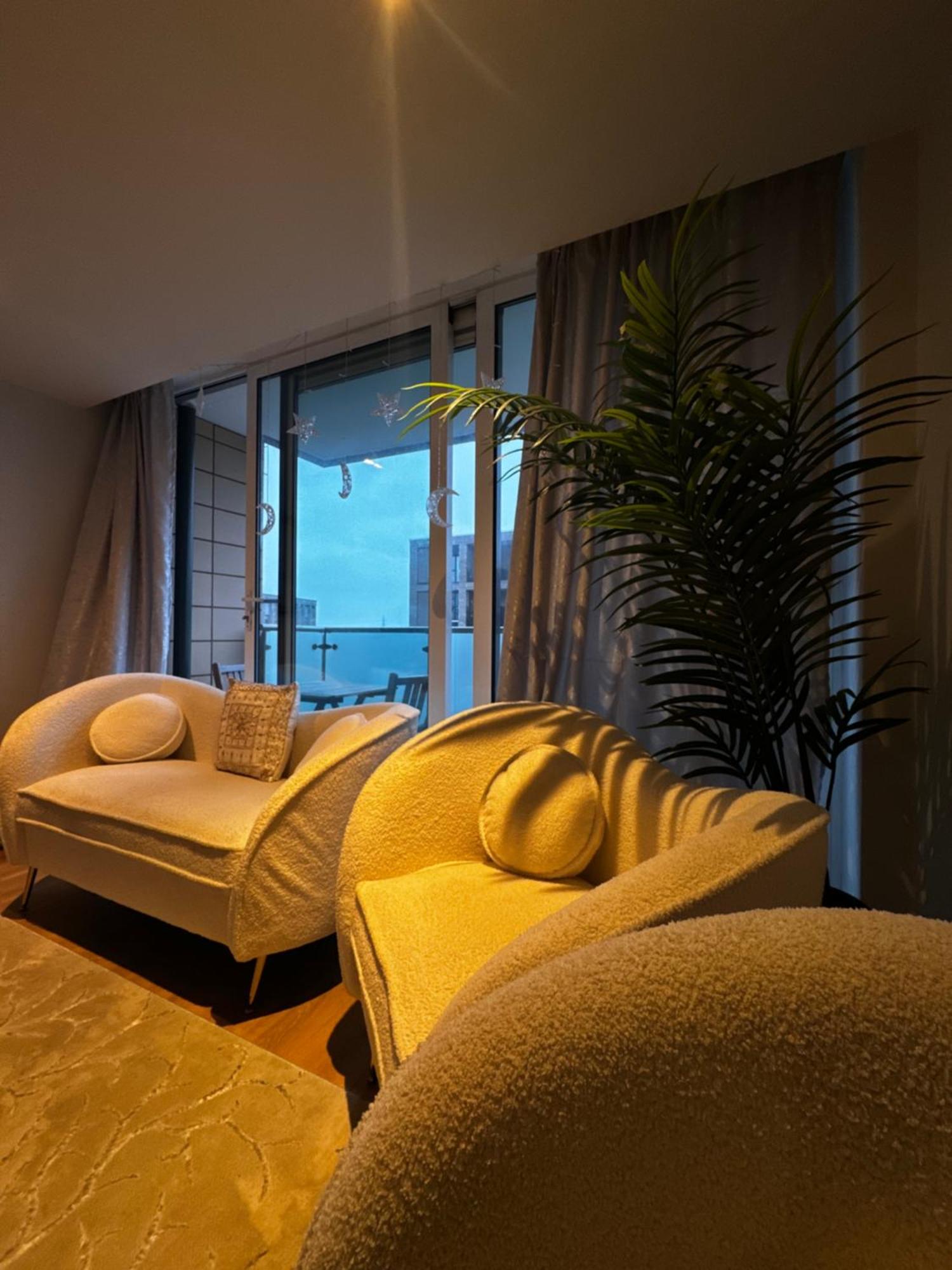 Entire Luxurious River Side 1 Bedroom Flat East Excel Airport Apartment London