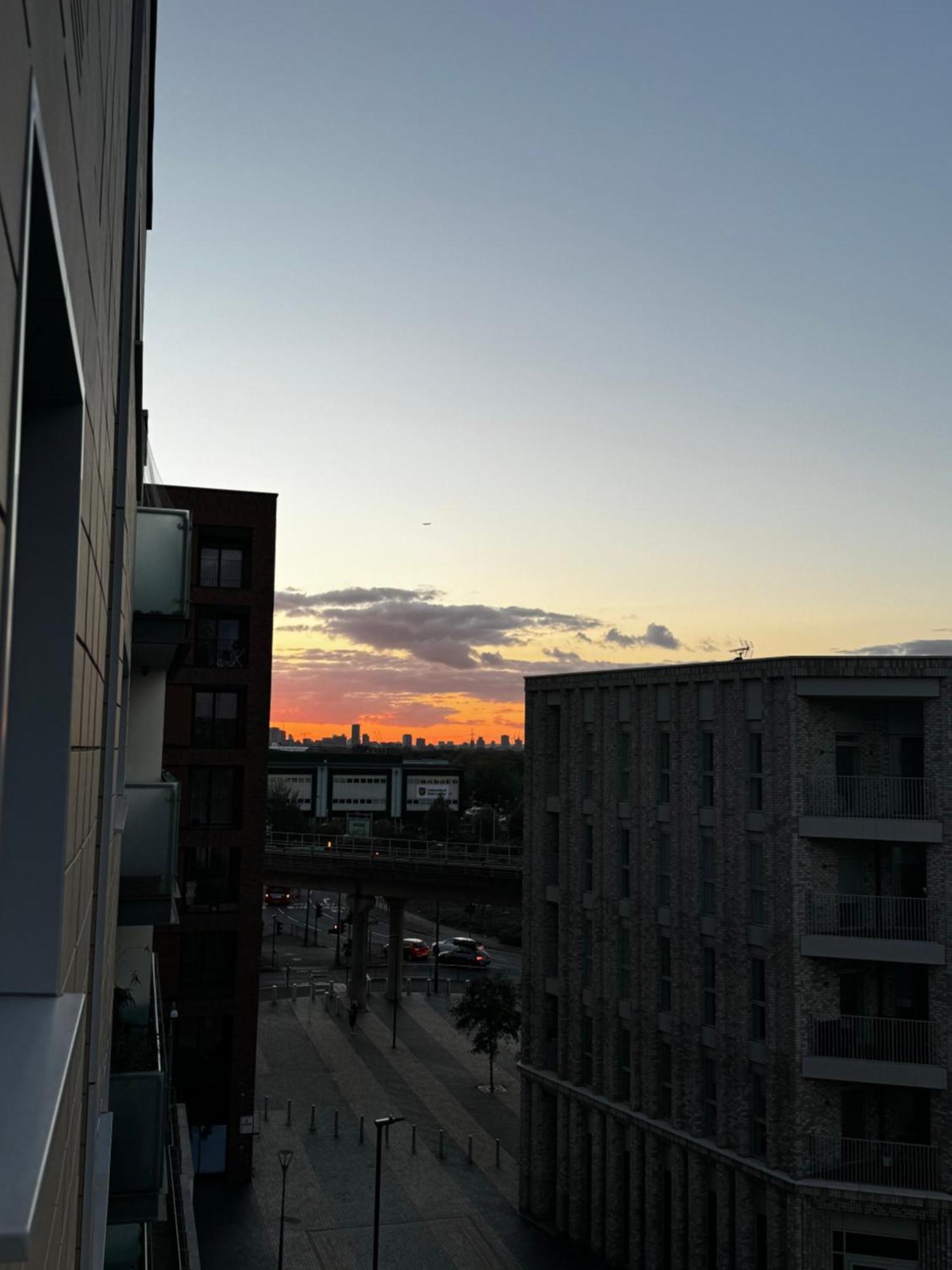 Entire Luxurious River Side 1 Bedroom Flat East Excel Airport *